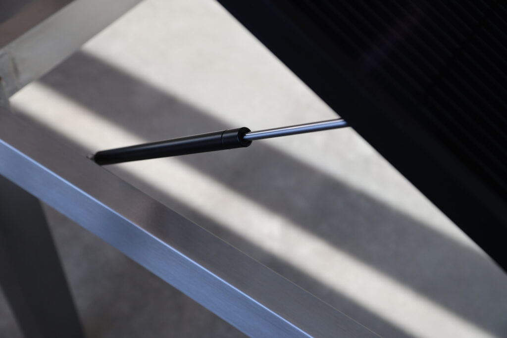 Solartisch der mithilfe einer Gasdruckfeder ausklappt